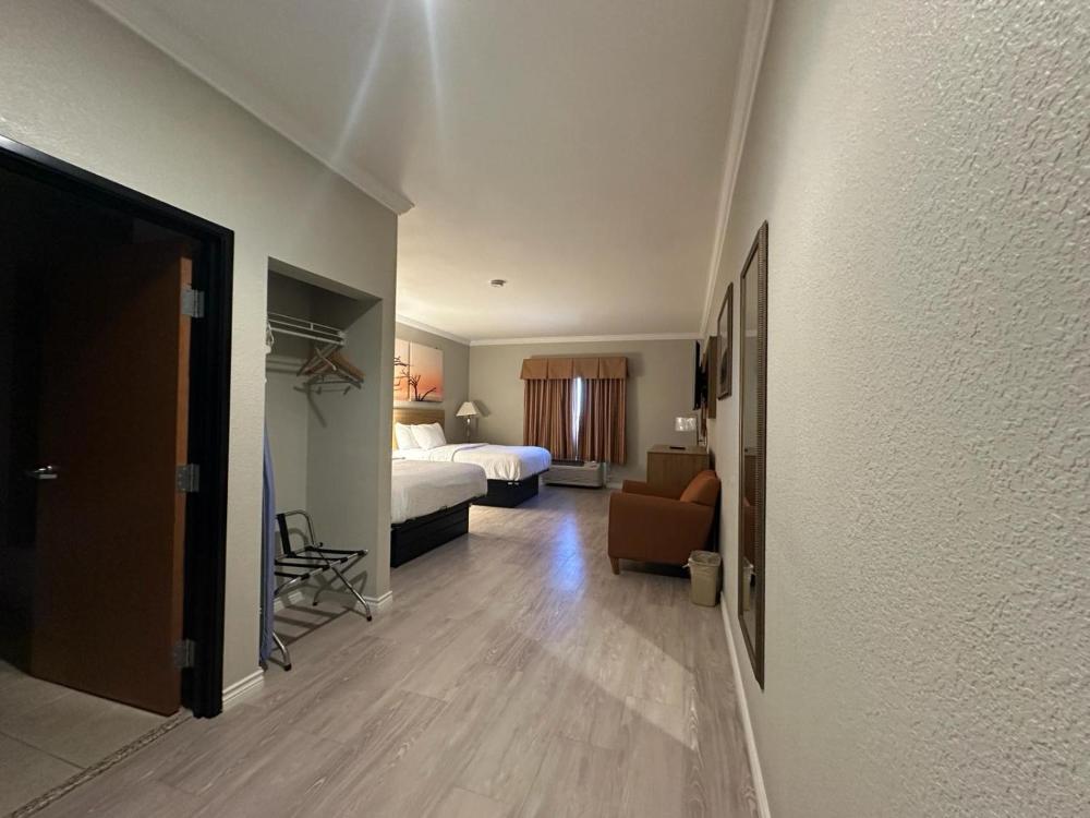 Queen Room with Two Queen Beds - Non-Smoking interior